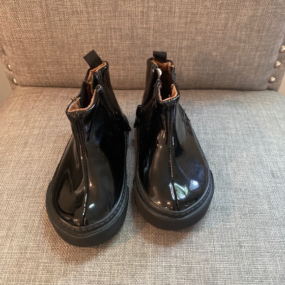 GAP Baby faux patent booty - Picture 1 of 4